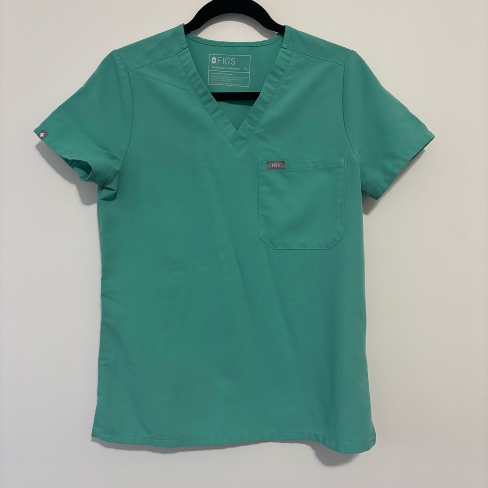 Figs scrub top